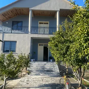 The Hideaway , Bahçallëk Albanie